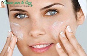 aplicación de crema antiarrugas facial para pieles mixtas y grasas